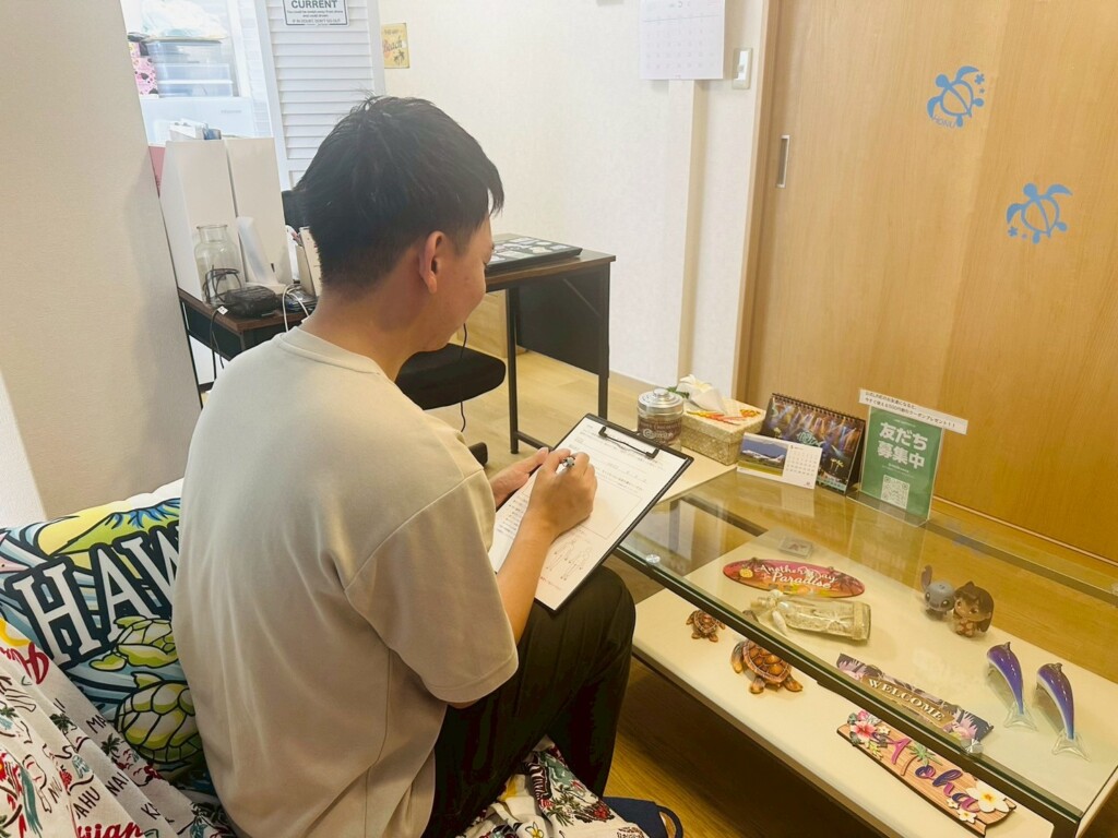 カウンセリングシートを書いている場面